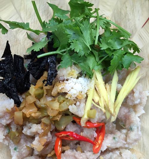 自制鲜美鸡精的做法（从家庭厨房到餐饮行业，自己动手制作鲜美鸡精）