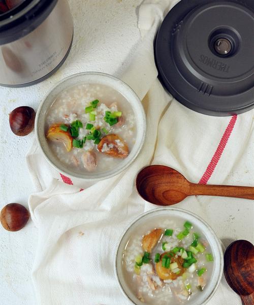 一碗营养丰富的紫米鸡肉粥（健康饮食的选择）