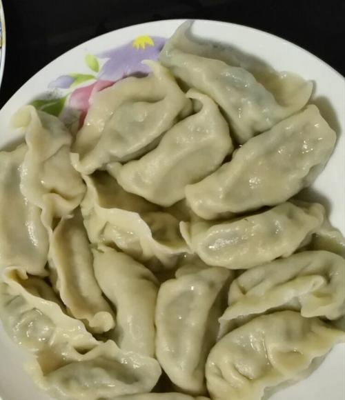 紫罗兰水饺制作指南（手把手教你制作美味的紫罗兰水饺，让你成为家庭主厨！）