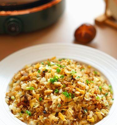 紫甘蓝肉酱炒饭，一道美味又营养的家常菜（营养均衡，口感丰富，紫甘蓝的清香滋味让人回味无穷）