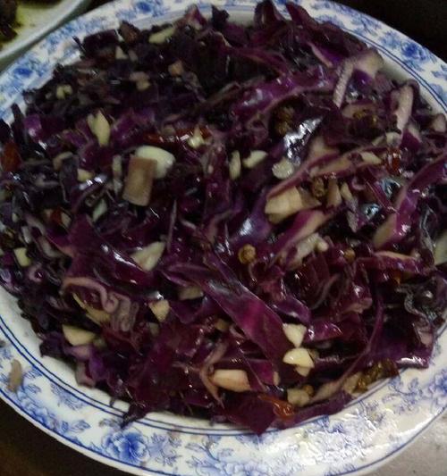 紫甘蓝拌粉条的健康美食（低卡高纤，营养丰富，夏日消暑首选）