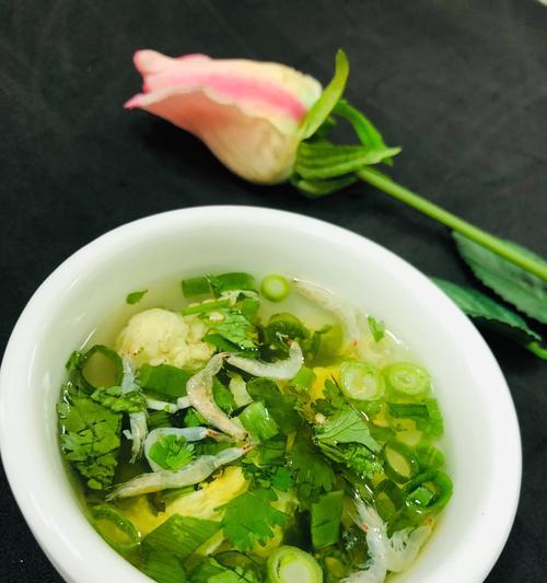 解暑佳品——紫菜虾皮豆腐汤（清凉怡人的夏日美食）