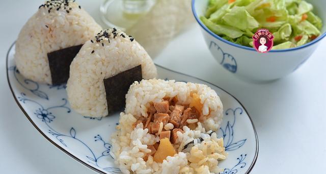 手工制作爆浆紫菜饭团（尝鲜美味，家庭必备）