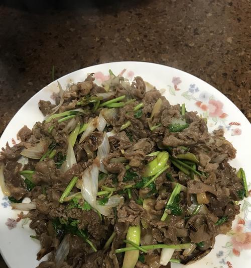 孜然羊肉卷的制作方法（美味可口的孜然风味，独特口感的羊肉卷）