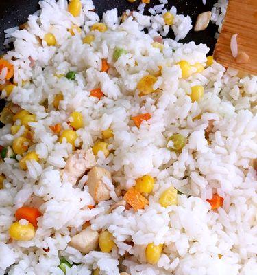 用猪油制作香糯可口的米饭（以猪油粘米饭，让你的家常饭菜更有味道）
