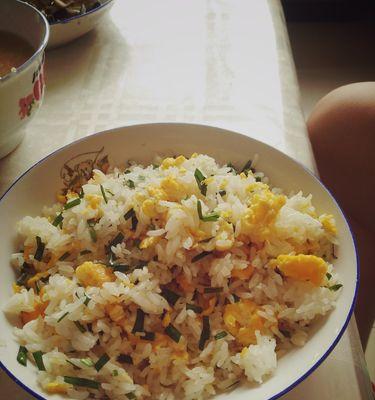 美味的猪油什锦蛋炒饭（用新鲜食材打造的家常美食，香气四溢口感绝佳）