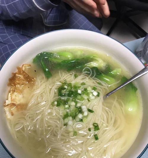 猪油葱面的制作方法（传统美食再现，让你回味无穷）