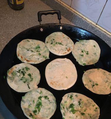 用猪油与葱花制作的香脆饼（独家秘方大揭露，让你在家也能轻松做出美味的猪油葱花油饼！）