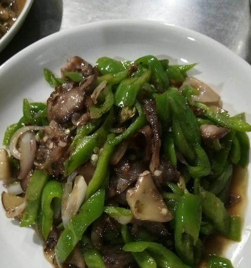 美味家常猪头肉炒青椒（健康营养，鲜香可口，快速易学）