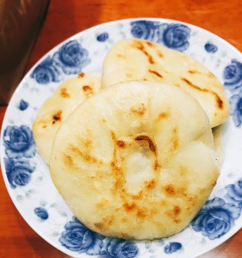 猪肉圆葱馅饼制作技巧（美食在家，轻松手制饼皮和馅料）