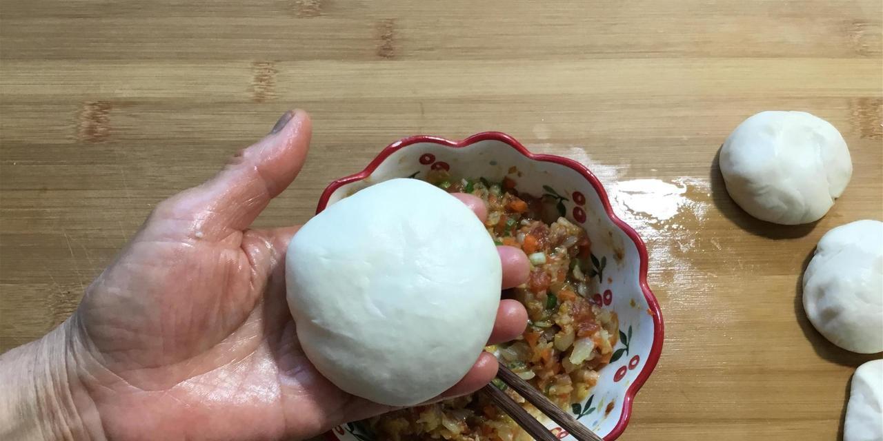 猪肉圆白菜馅饼的制作方法（做出口感香脆、味道鲜美的猪肉圆白菜馅饼）