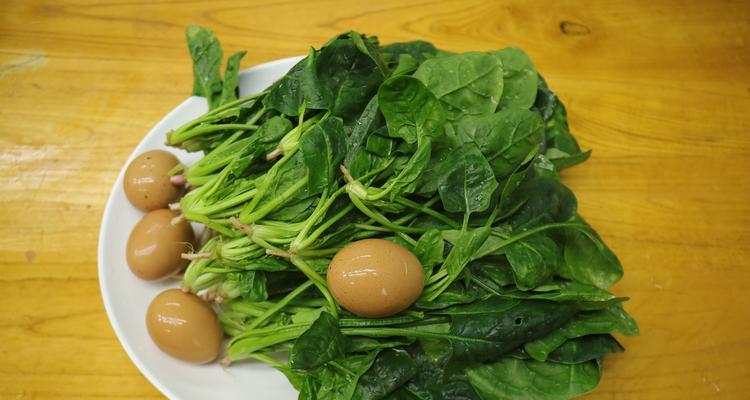 芝麻油呛菠菜的做法（用芝麻油将菠菜烹饪成味道独特的美食）