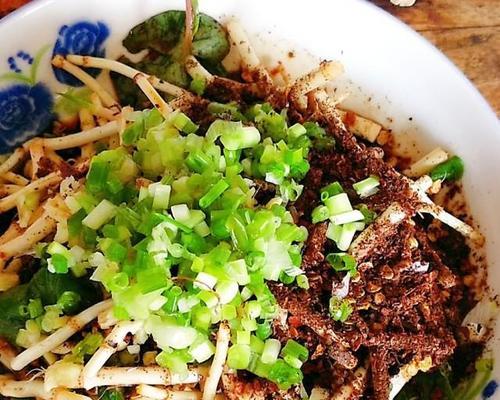 美味健康的折耳根蒸全茄做法（用折耳根的独特味道，让茄子更美味）