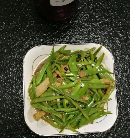 美味可口的长扁豆炒白条虾（以新鲜长扁豆和鲜美白条虾，打造营养又健康的美食佳品）