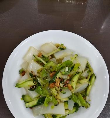 云南特色美食——豌豆粉（体验地道滇味，品味传统文化）