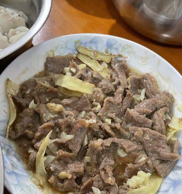 用云耳金针菇蒸出美味牛肉（一道简单易学的蒸菜佳肴）