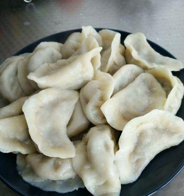 做法大揭秘！月牙水饺芹菜猪肉陷（手工制作月牙水饺，营养美味无负担）