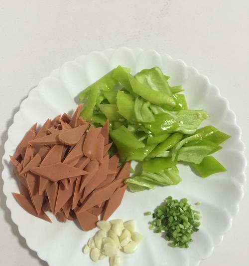 家常美食——圆生菜炒火腿肠（营养美味，简单易做的一道家常菜）