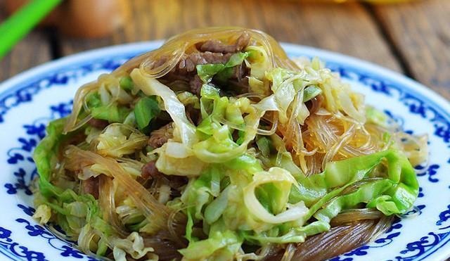 做圆白菜包饭，轻松享受美味生活（用嫩滑的圆白菜叶包裹美味饭菜，健康又营养）