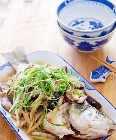 尝试做一道美味的鱼香香菇铁板鲈鱼（学习制作鲜美可口的鱼香铁板鲈鱼，口感绝佳）