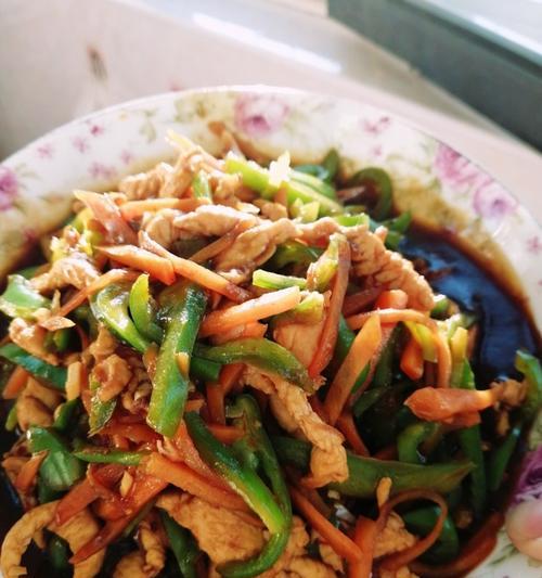 自制鱼香鸡丝的家常做法（鲜香美味，下饭利器，让你的家庭晚餐更加丰富多彩！）