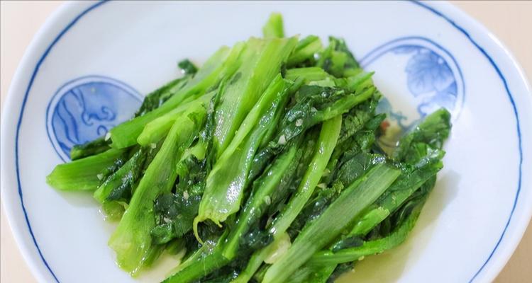 鲜美可口的鱼丸油麦菜料理（以海鲜为主的健康饮食）