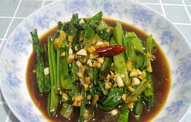 鲜美可口的鱼丸油麦菜料理（以海鲜为主的健康饮食）