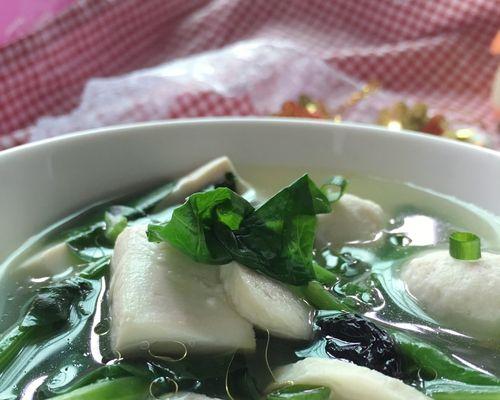 健康美味，营养均衡的鱼丸菠菜汤（从食材选择到制作流程，带你轻松做出一碗美味鱼丸菠菜汤）