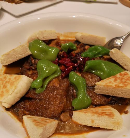 鱼头泡饼锅的制作方法（用新鲜鱼头打造香醇美味的鱼头泡饼锅）