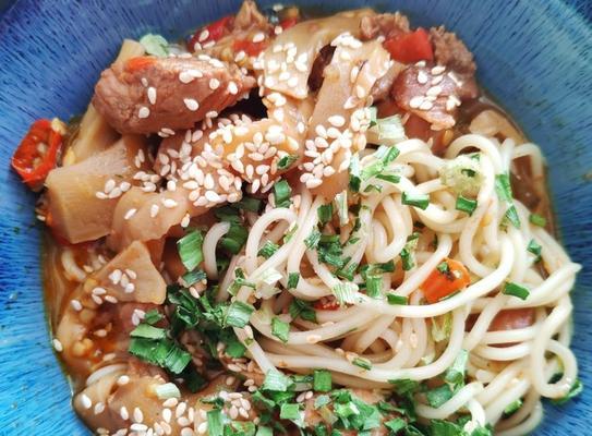 以鱼村拉面为主题的制作指南（从选料到烹饪，轻松学会制作正宗鱼村拉面）