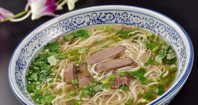 以鱼村拉面为主题的制作指南（从选料到烹饪，轻松学会制作正宗鱼村拉面）