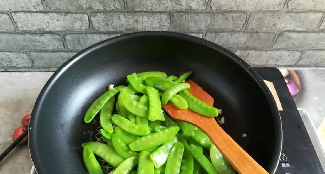 美味又简单，鱼饼炒荷兰豆（健康营养，轻松烹制，荷兰豆的多种做法）