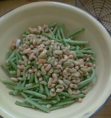 美味营养的鱼饼炒豆角（以健康为主旨的家庭美食）