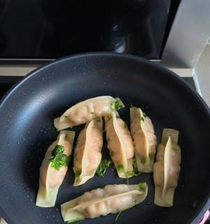 从冻饺到煎饺，美味的转变（以冻饺为基础，简单易学的煎饺做法）