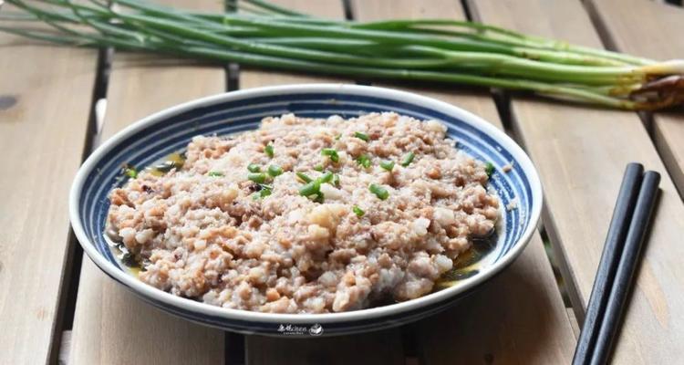 以鱿鱼蒸肉饼为主角的美味佳肴（简单实用的鱿鱼蒸肉饼制作方法）