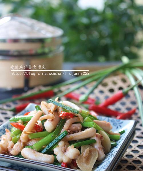 鲜香可口的鱿鱼韭菜美食（健康餐桌上的佳肴，鱿鱼与韭菜的完美结合）