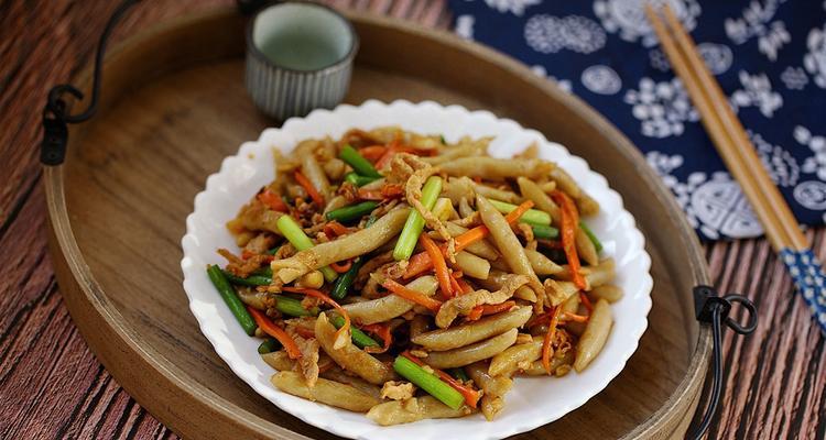 土豆丝炒莜面，开启美味农家风味之旅（用土豆丝和莜面，打造一道营养又美味的家常菜，助你轻松抵御寒冬）