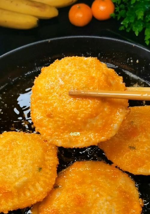 油炸香酥香蕉的制作方法（让你在家也能享受街头小吃的美味）