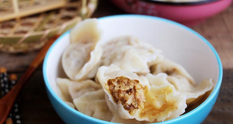 一口酸辣味，油渣酸菜馅饺子如何制作？（教你制作油渣酸菜馅饺子，享受美食的同时还能清理肠胃）