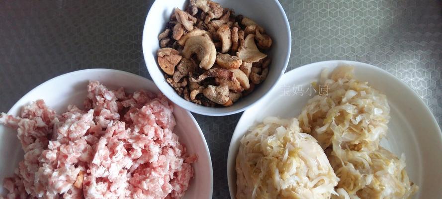 一口酸辣味，油渣酸菜馅饺子如何制作？（教你制作油渣酸菜馅饺子，享受美食的同时还能清理肠胃）