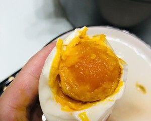 油咸鸭蛋的制作方法（一步步教你制作美味的油咸鸭蛋）