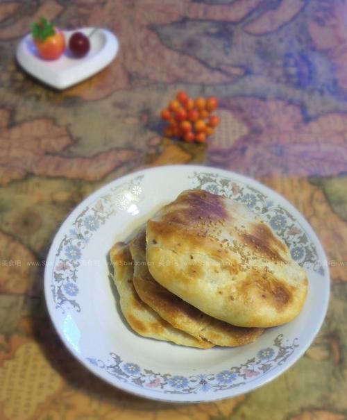 香脆可口的油酥芝麻烧饼（用新鲜面粉和高品质芝麻制作的传统美食）