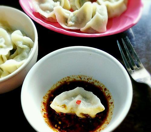 学会做洋葱鲜肉饺子，吃出幸福滋味（快乐的家庭聚餐，离不开鲜香美味的洋葱鲜肉饺子）