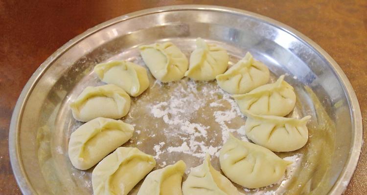 学会做洋葱鲜肉饺子，吃出幸福滋味（快乐的家庭聚餐，离不开鲜香美味的洋葱鲜肉饺子）