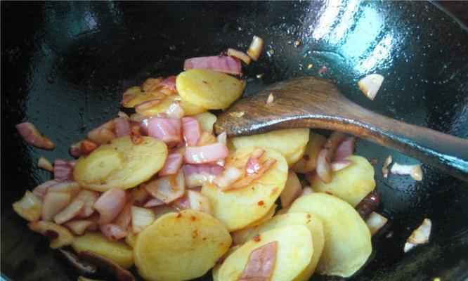 洋葱土豆的美食烹饪技巧（掌握土豆洋葱美食的制作方法）