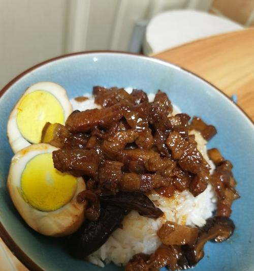 细品洋葱酥卤肉饭（手把手教你制作美味佳肴，轻松享受幸福滋味）