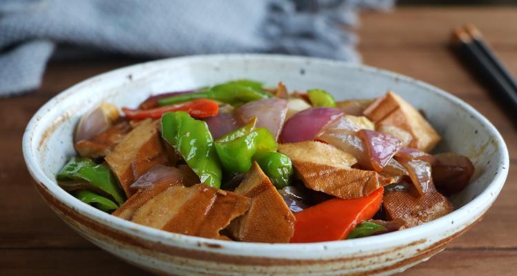 学会做洋葱青椒炒豆干，让你的餐桌更丰富多彩（做一道家常美食，让味蕾享受不一样的口感）