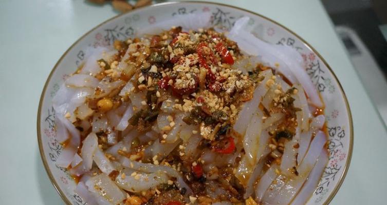 手把手教你制作美味腌凉粉（用简单的材料，轻松做出家常好味道！）