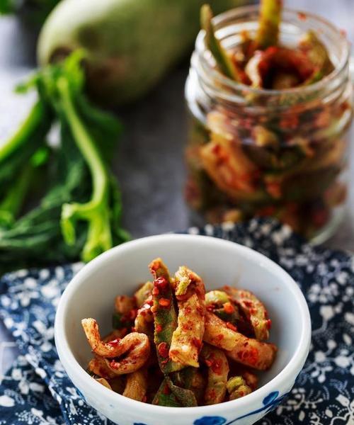 腌菜炒萝卜，清爽下饭好滋味！（用腌菜入味的萝卜，做出色香味俱佳的家常菜肴。）