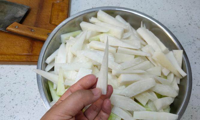 腌白萝卜丝的制作方法（酸甜爽口的美味佳肴，教你轻松制作腌白萝卜丝）